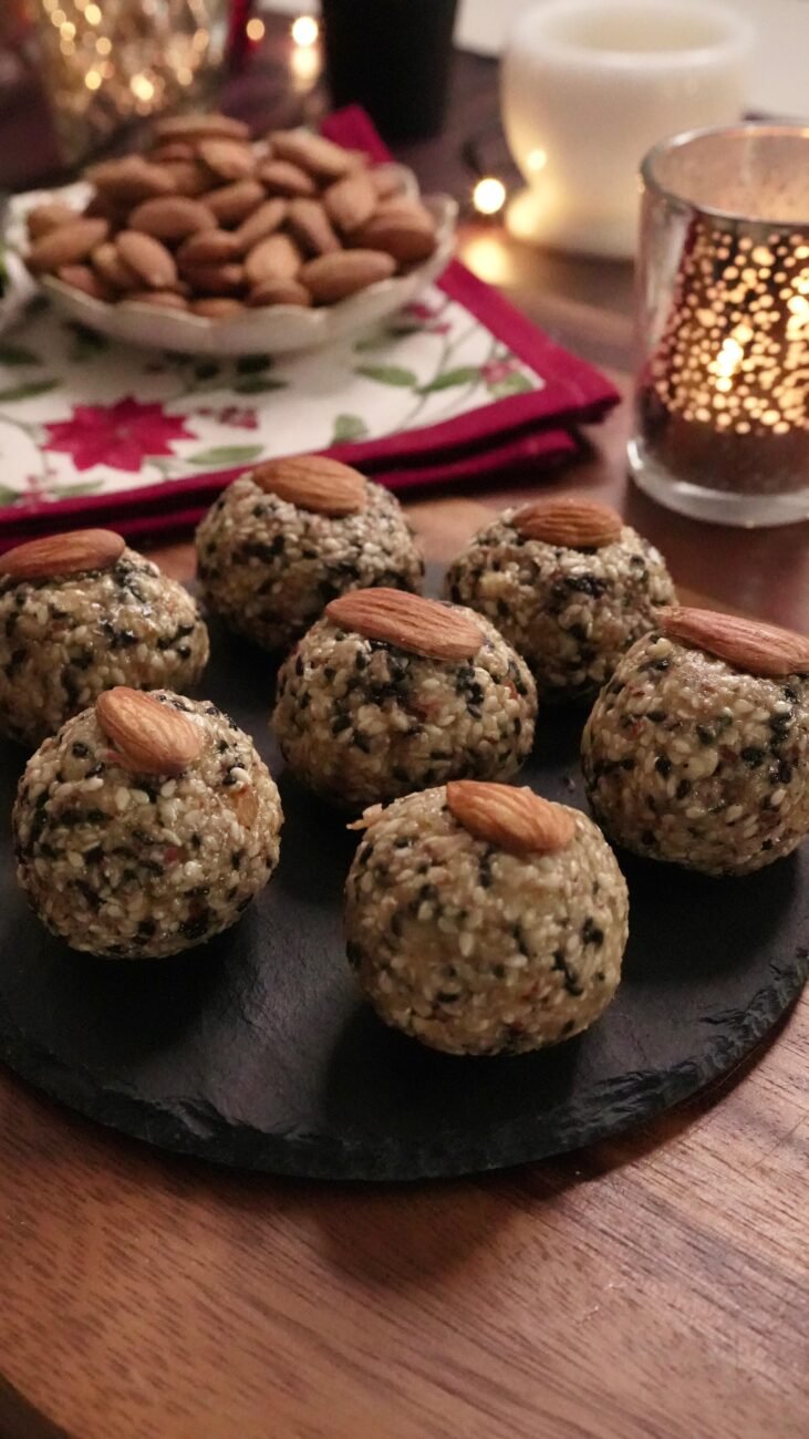TIL BADAM GOND KE LADDOO