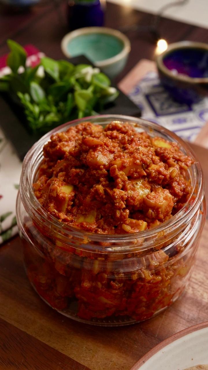 KACCHE AAM AUR METHI KA ACHAR